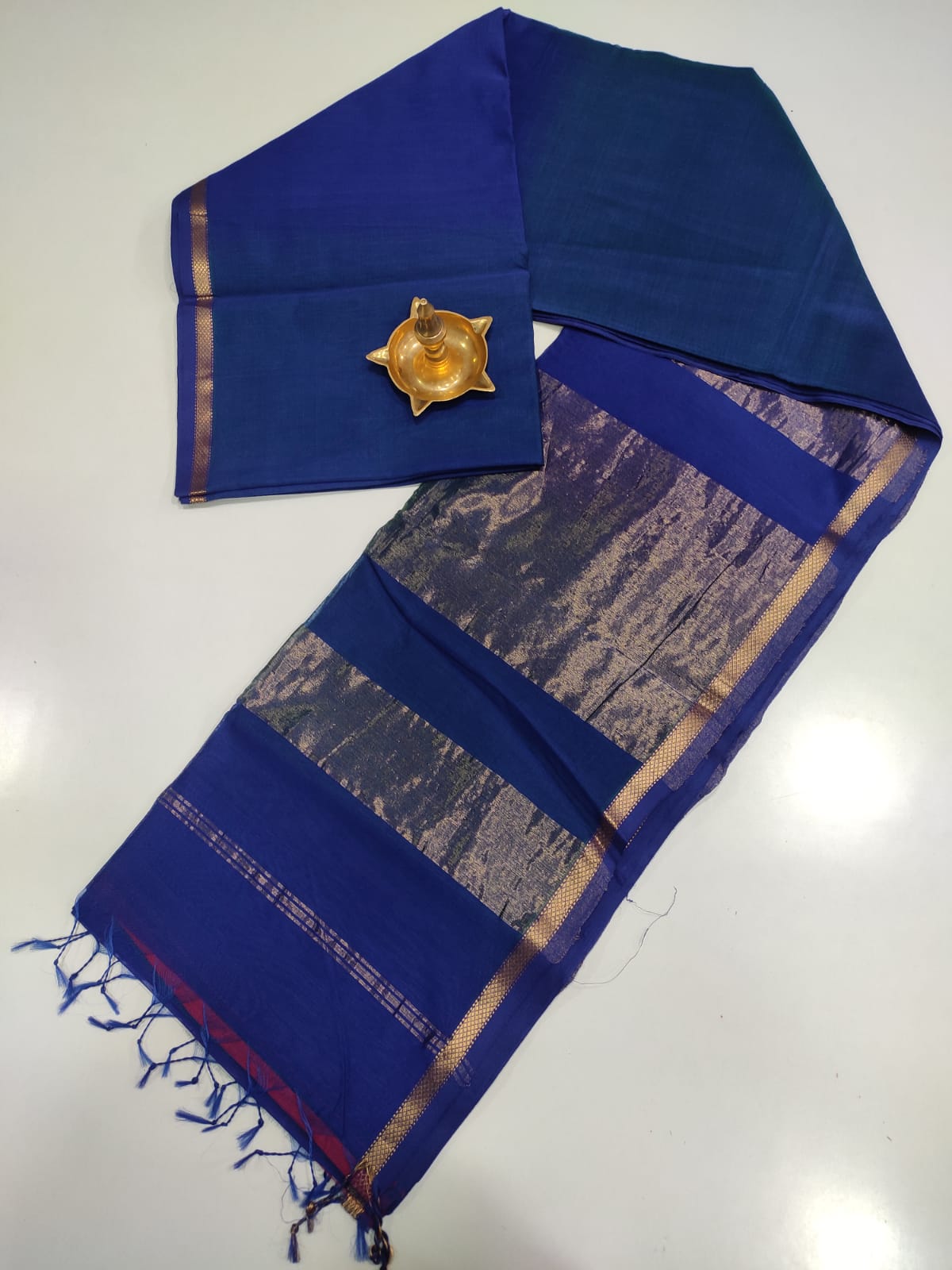 Traditional Maheshwari  shaded colours Thin Zari Border Sarees