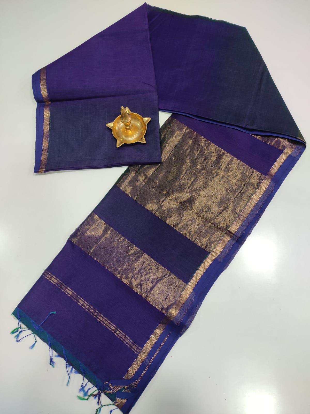 Traditional Maheshwari  shaded colours Thin Zari Border Sarees